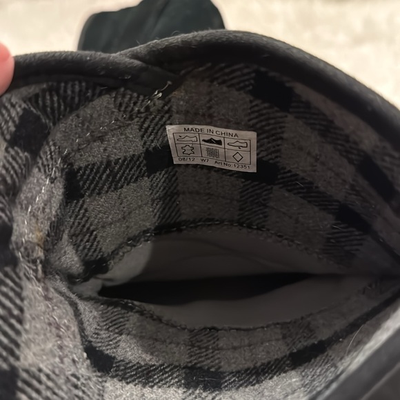 Crocs Boots Black Berryessa Suede Women’s size 7 pre-owned. - Picture 4 of 5